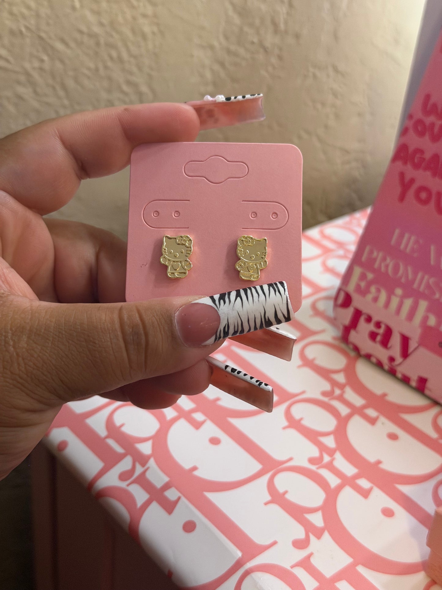 Mini kitty studs ✨