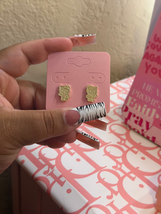 Mini kitty studs ✨