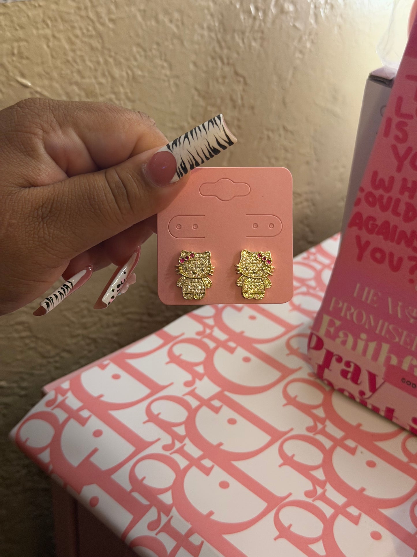 Kitty diamond studs ✨