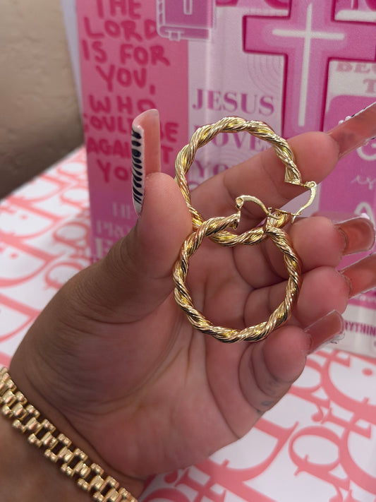 Medium twisted hoop 🌟