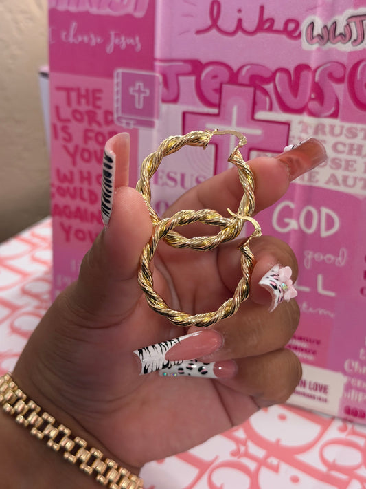 Small twisted hoops 🌟